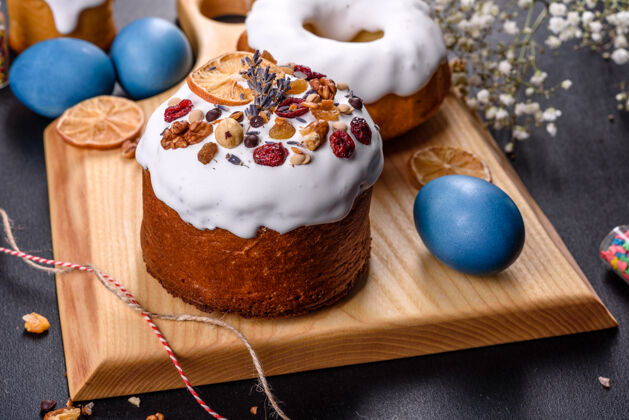 宗教节日蛋糕上有白釉 坚果和葡萄干上有复活节彩蛋表1准备工作为了复活节糖果糖鸡蛋