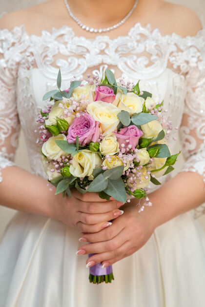 新娘新娘手中的婚礼花束玫瑰花束婚礼