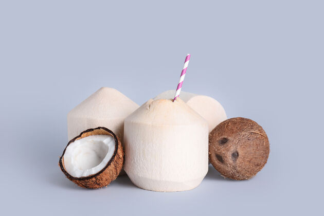 美味新鲜成熟的椰子放在浅色的表面切不同自然