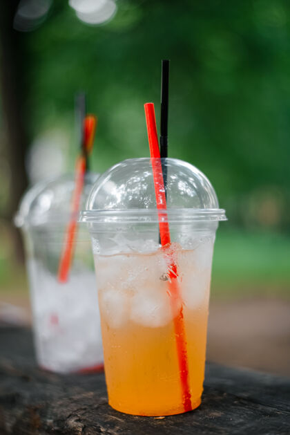 外卖一次性杯子 外面有新鲜果汁和冰冷饮热夏概念垂直照片一次性选择性焦点软焦点