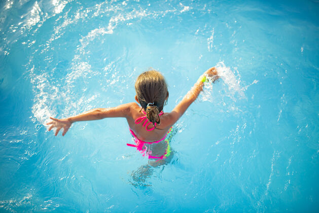 飞溅俯瞰少女少年游泳池公园活跃可爱