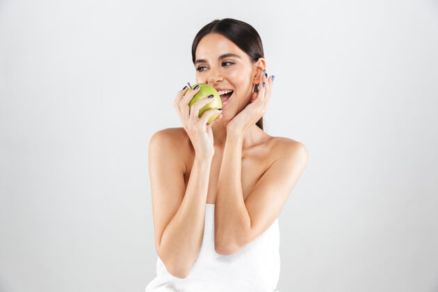 白种人美丽的肖像一个迷人的女人拿着绿色的苹果隔离在白色的墙上水果魅力苹果