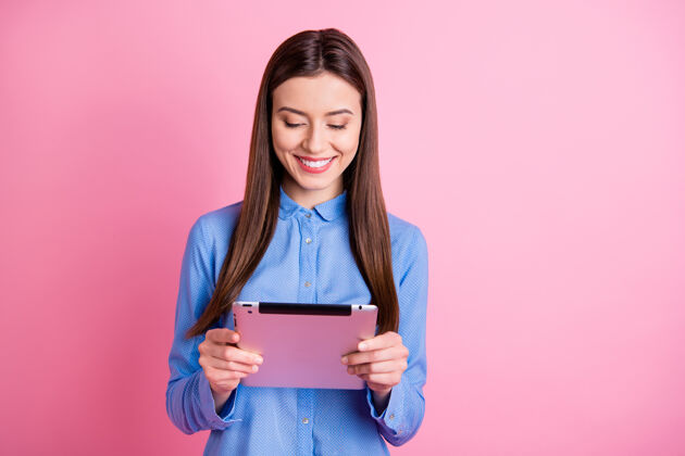 美丽快乐迷人的女孩手持电子平板电脑的照片微笑小玩意女性