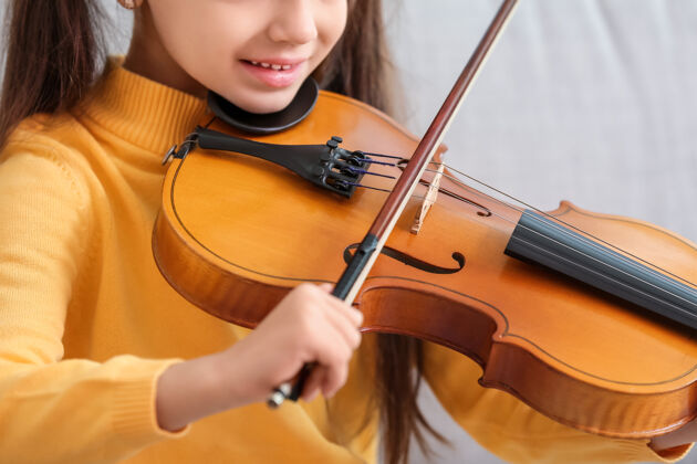 手小女孩在家拉小提琴 特写人特写课