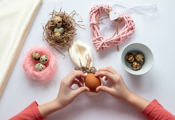 女人这个女孩正在为复活节做珠子和鸡蛋的柳条制作妈妈幼儿
