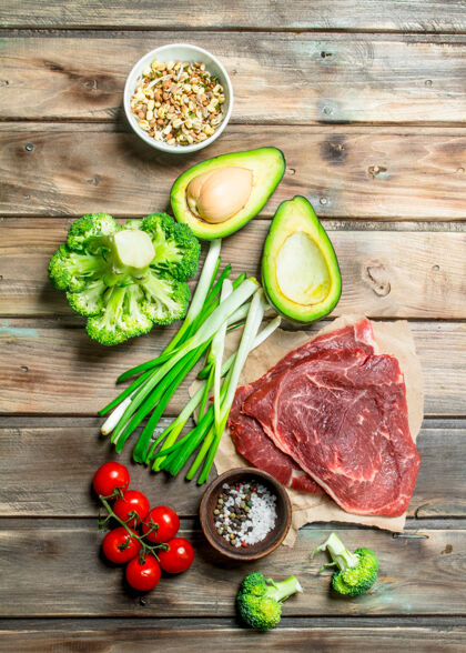 蔬菜健康的食物种类木桌上放着生牛肉的有机食品餐桌产品超级食品