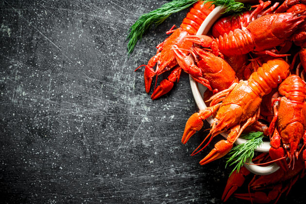 健康美味的香喷喷的小龙虾配莳萝放在深色的乡村餐桌上美食小吃小龙虾