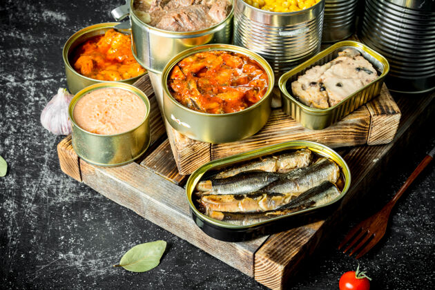 传统各种开着的罐头 放在乡村餐桌上的木制托盘上 里面装着罐头食品产品烹饪全