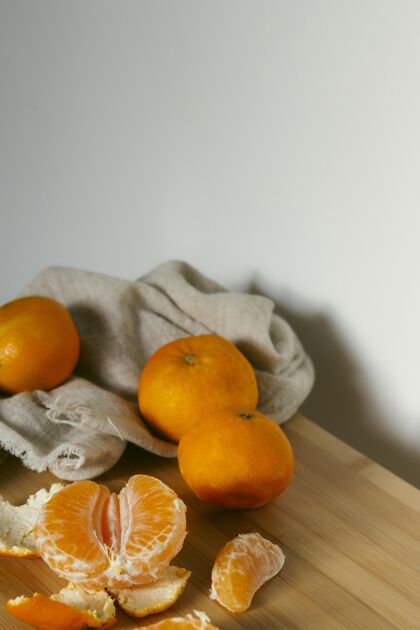 有机桌上有新鲜的橙子水果餐桌新鲜