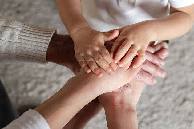 小幸福家庭和赡养老人父母的理念团结支持关怀