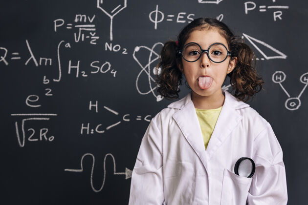 怪胎有趣的科学家小女孩伸出舌头卓越舌头班级