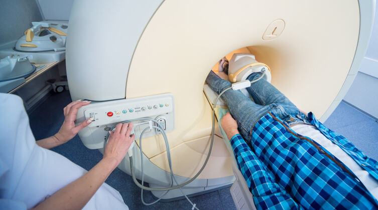 诊断放射科医生为病人做膝关节核磁共振检查做准备医院疾病实验室