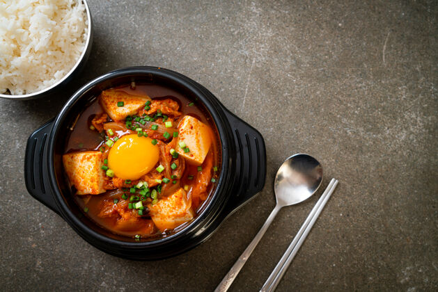 热“泡菜jjigae”或泡菜豆腐蛋汤或韩国泡菜韩国炖肉传统风格的食物标语牌泡菜餐厅