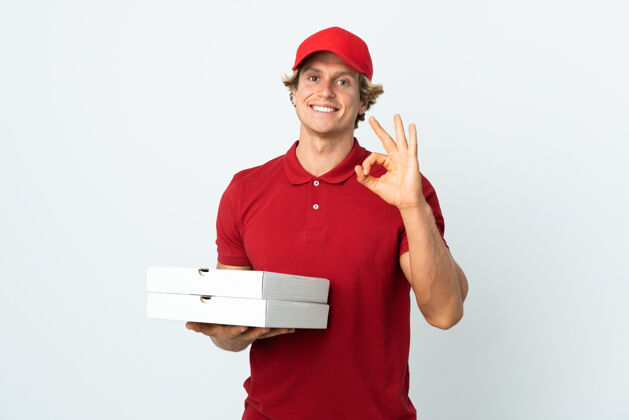 美味披萨送货员在孤立的白色背景上用手指显示ok标志英国澳大利亚人表情