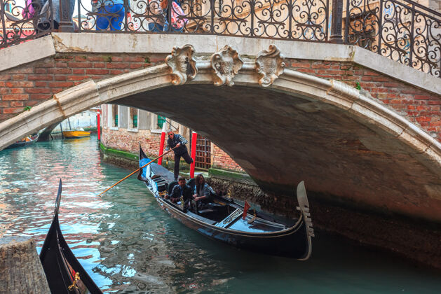 石头威尼斯运河与平底船和历史悠久的房屋运河威尼斯建筑