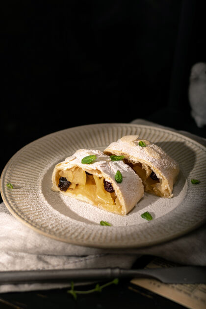 薄荷特写镜头的苹果奥地利肉桂和薄荷在盘子里开胃菜自制面包皮