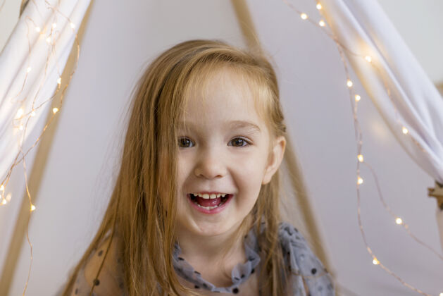 健康一个美丽微笑的小女孩的画像表情女儿漂亮