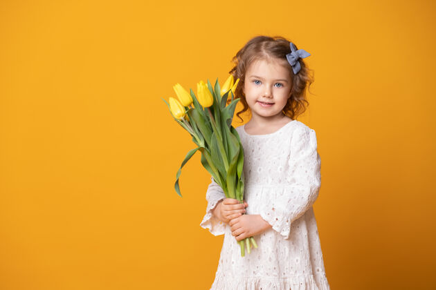 花穿着黄色白裙子的微笑女孩童年花衣服