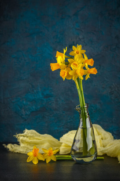 园艺明亮的春天黄色玻璃花瓶微型水仙花水仙花花园芽