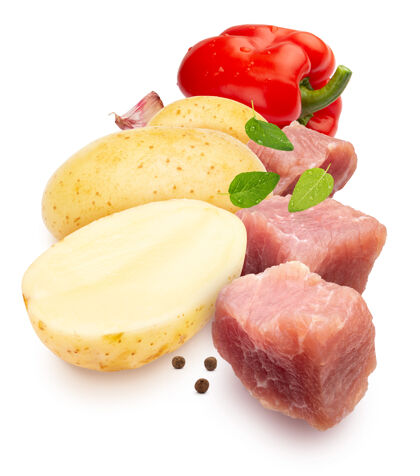 美味配料炖肉肉 土豆 红辣椒 大蒜和蔬菜香料隔离白色背景健康土豆整个