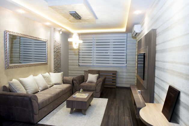 墙壁舒适的现代客厅与智能家电住宅公寓家具