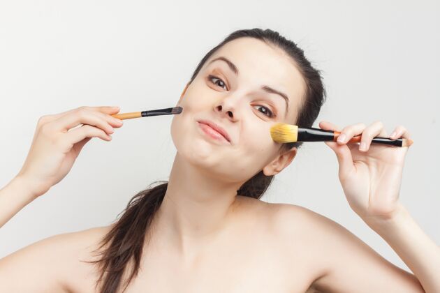 皮革女人用化妆刷在脸上护肤清洁皮肤护理治疗