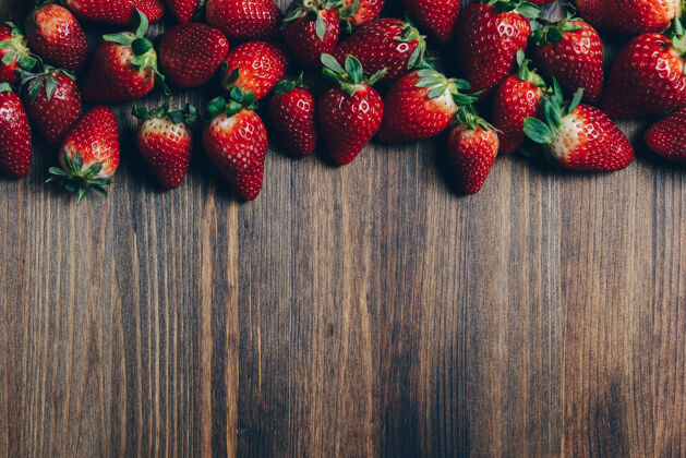 配料一张放着草莓的木桌的桌子多汁新鲜饮食