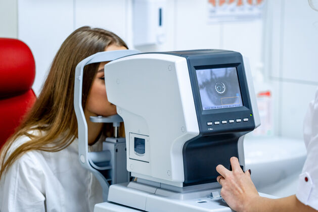 医生患者在眼科门诊期间学习计算机视觉缺陷医学视觉测试