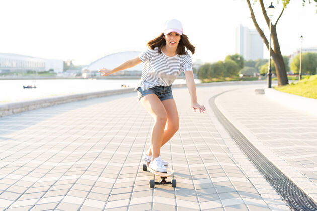 人街上 户外 一个拿着滑板的女人的画像女孩快乐美丽