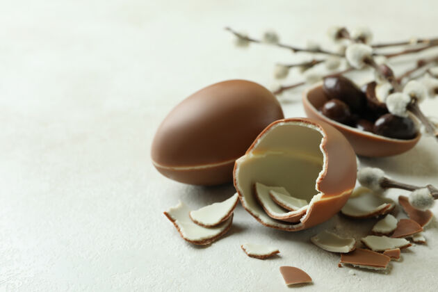 巧克力复活节巧克力蛋和柳絮白色纹理糖果巧克力美味