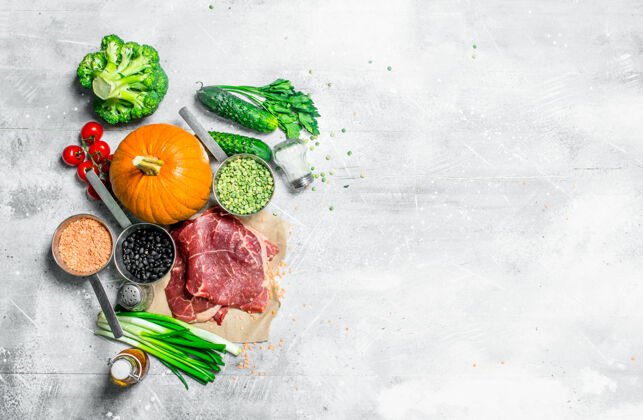 西兰花有机食物种类乡村餐桌上的健康食品和牛排盐分类烹饪