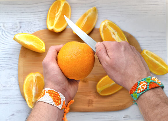 剁碎手在砧板上切橘子桔子水果刀
