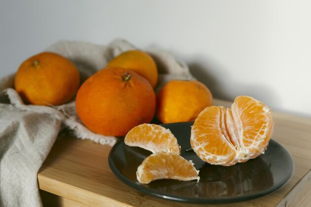 餐桌桌上有新鲜的橙子有机新鲜柑橘