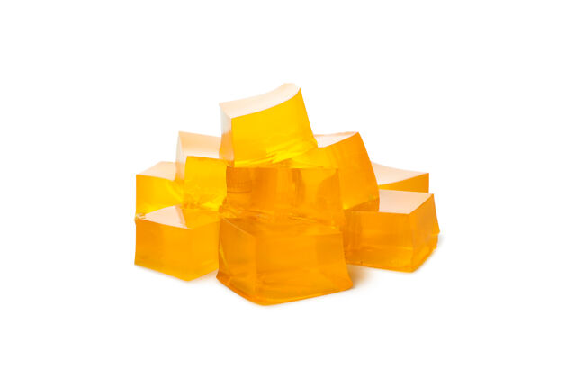 甜点美味的橙色果冻隔离在白色背景上处理吃切片