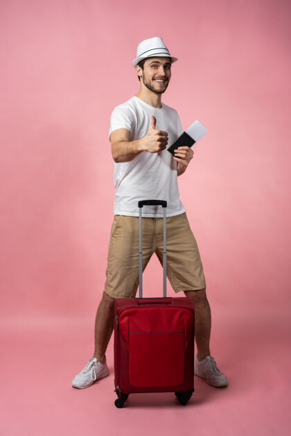 夏天带着手提箱 护照和机票的男旅客行李颜色票