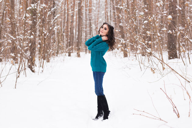时尚美丽的年轻女子行走在冬雪的大自然中寒冷魅力户外