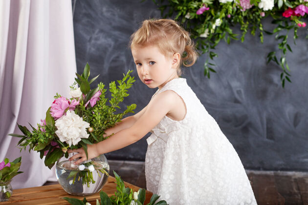 亲爱的带着一束花的可爱小女孩的画像颜色美丽小