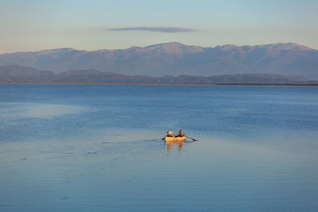 早上小船和湖边的渔民乔治亚州波蒂市帕利亚斯托米.自然活跃垂钓者自然