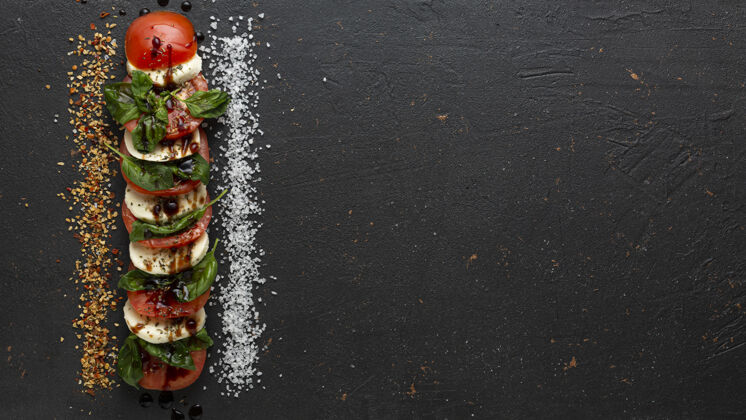 什锦黑色背景上的沙拉caprese配方概念地中海饮食托斯卡纳