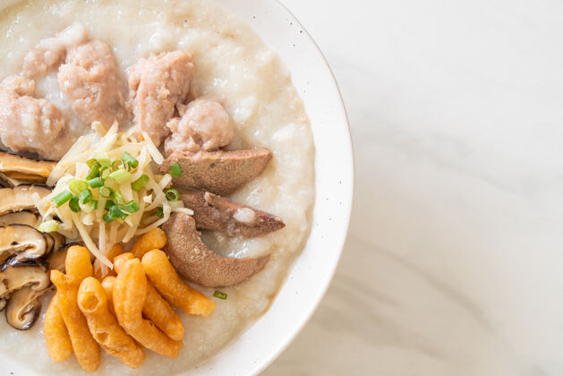 泰国菜猪肉粥或猪肉碗粥煮米汤早上顶视图