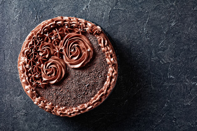 风味自制的巧克力蛋白酥皮蛋糕 上面覆盖着巧克力奶油玫瑰 从上面水平看 平放 复制空间头顶巧克力玫瑰