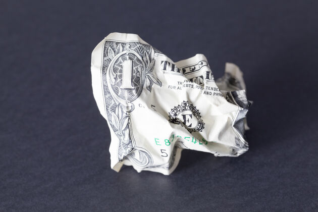 外汇一个皱巴巴的美元躺在一个黑色的表面上 而不是孤立的美元经济总统