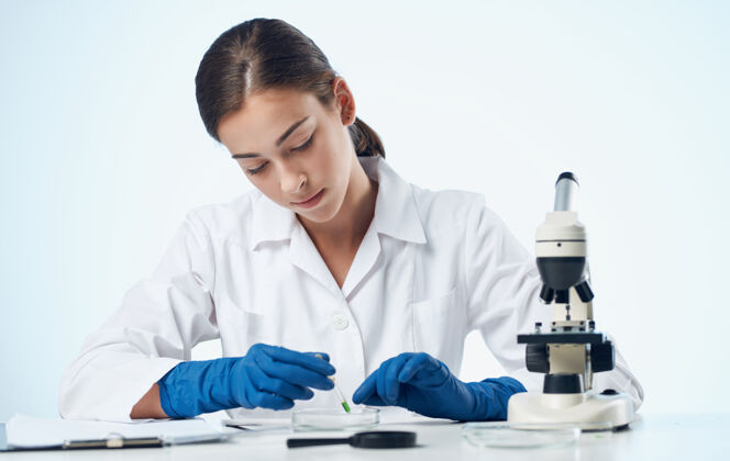 分析女生物学家在医用手套接种显微镜上研究化学元素化学专业医院
