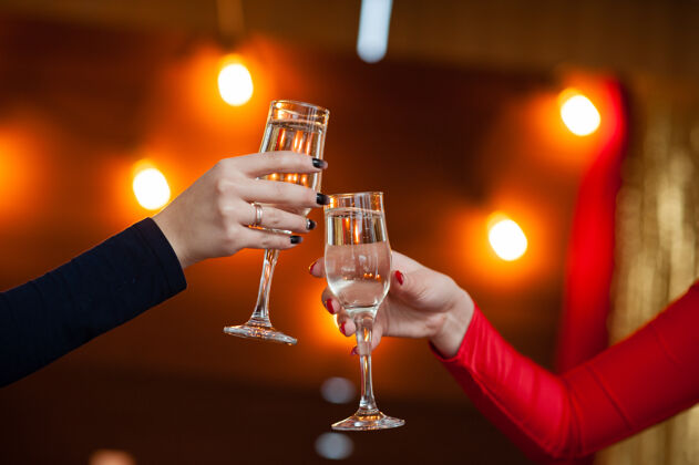 庆祝一对夫妇用香槟庆祝聚会酒聚会