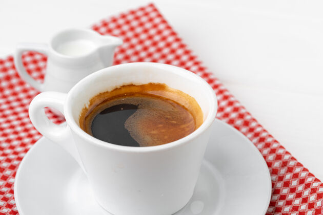 陶瓷在茶碟上放一杯浓缩咖啡 在白色的桌子上特写餐具咖啡馆瓷器