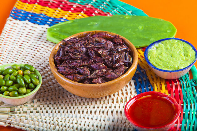 酱汁蚱蜢小吃.传统的墨西哥菜香料辣椒五颜六色