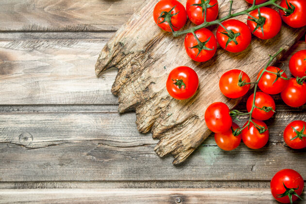 饮食成熟的西红柿放在木桌的砧板上鲜红生长红色