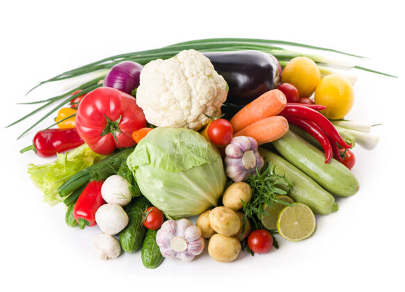 模切成分与生蔬菜隔离在白色上绿色素食者排毒