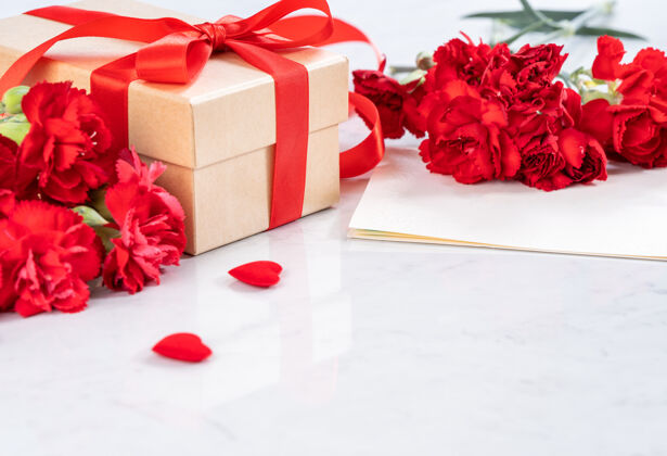 想法红色康乃馨特写与母亲节问候礼盒包装盒子康乃馨