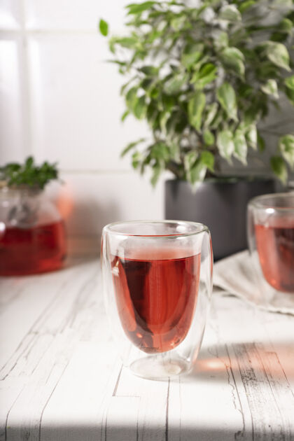 草药芙蓉茶 玫瑰茶仪式.杯清淡的新鲜水果茶穆迪明亮的内饰传统有机新鲜